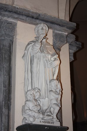 마그데부르크의 성 노르베르토_photo by Chatsam_in the Cathedral of Notre-Dame in Tournai_Belgium.jpg